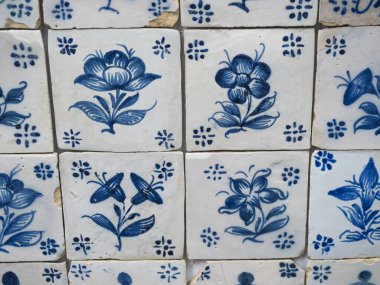 Monte Palace 'ın Funchal Madeira' daki tropikal bahçesinin duvarından mavi seramik fayanslar. Portekiz geleneksel Azulejos dekoratif sanatsal tasarım arka planı, yaratıcı doku yüzeyi.