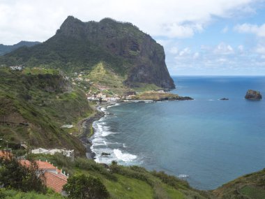 Penha Daguia Dağı 'nın yeşil uçurumları ve güzel kıyıları olan Porto da Cruz kasabasının hava manzarası. Portekiz 'in Madeira adasının kuzeyindeki manzara..