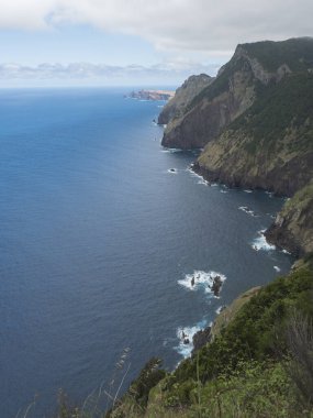 Vereda 'dan Larano kıyı yürüyüşü manzarası. Kayalıklar Atlantik Okyanusu ve yeşil tropikal bitki örtüsü. Madeira Adası, Portekiz, Avrupa