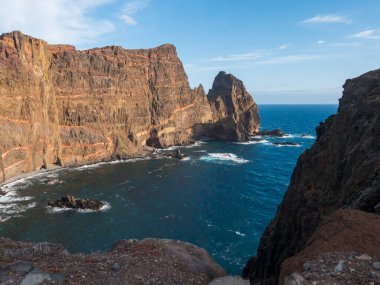 Cape Ponta de Sao Lourenco, Canical, Madeira Adası 'nın doğu kıyısı, Portekiz. Atlantik Okyanusu 'nun manzaralı volkanik manzarası, kayalar ve sarkıtlar ve bulutlu gündoğumu gökyüzü. Popüler yürüyüş yolu PR8 'den görüntüler.