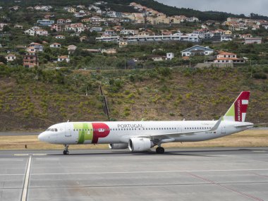 Funchal, Madeira, Portekiz, 26 Mayıs 2022: TAP Air Portugal Airbus A321 yolcu uçağı Madeira Uluslararası Havaalanı Cristiano Ronaldo, Aeroporto de Santa Catarina 'ya indi.