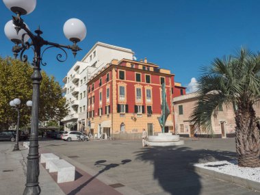 Sestri Levante, Liguria, İtalya, 23 Eylül 2023: Renkli binalar, dükkanlar, restoranlar ve yürüyen turistlerle eski balıkçı köyünün merkezindeki Paved gezinti alanı sokak manzarası. Unesco sitesi.