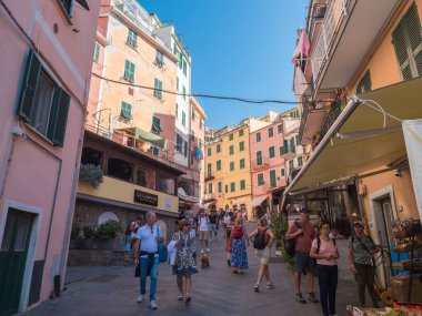 Riomaggiore, Cinque Terre, Liguria, İtalya, 25 Eylül 2023: Riomaggiore Caddesi renkli evleri olan turistlerle dolu. National Park Cinque Terre 'deki tipik geleneksel köy..