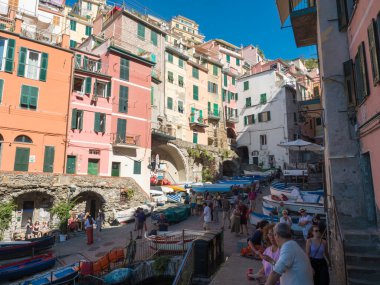 Riomaggiore, Cinque Terre, Liguria, İtalya, 25 Eylül 2023: Tahta tekneleri ve tarihi binaları olan Riomaggiore eski limanı, renkli kule evleri, turistlerle dolu.
