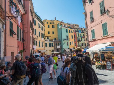 Vernazza, Ulusal Park Cinque Terre, Liguria, İtalya, 25 Eylül 2023: Tarihi binalar, renkli evler, hediyelik eşya dükkanları ve restoranlar, kalabalık turist nüfusu.