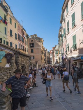 Vernazza, Ulusal Park Cinque Terre, Liguria, İtalya, 25 Eylül 2023: Tarihi binalar, renkli evler, hediyelik eşya dükkanları ve restoranlar, kalabalık turist nüfusu.
