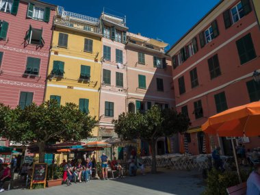 Vernazza, Ulusal Park Cinque Terre, Liguria, İtalya, 25 Eylül 2023: Tahta tekneleri, gemileri ve renkli tarihi evleri olan Riomaggiore 'un eski limanı. Sokaklar turist kaynıyor..