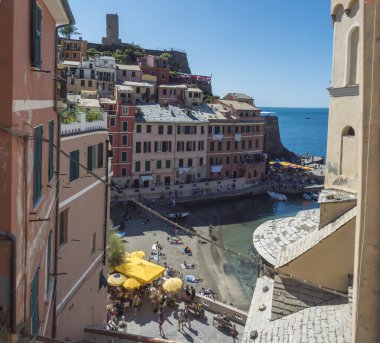 Vernazza, Ulusal Park Cinque Terre, Liguria, İtalya, 25 Eylül 2023: Tahta tekneleri, gemileri ve renkli tarihi evleri olan Riomaggiore 'un eski limanı. Sokaklar turist kaynıyor..