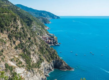 Limanı ve Doria Kalesi olan Vernazza 'nın, yeşil uçurumlar, kayalar, açık mavi gökyüzü ve deniz ile Azure Patikası' ndan Monterosso 'ya kadar görüntüsü. Ulusal park Cinque Terre, Liguria, İtalya.