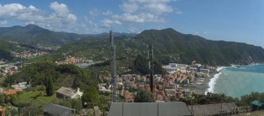 Punta Manara 'dan Riva Trigoso köyünün panoramik hava manzarası, kumsal, evler, tersane ve güneşli sonbahar günü. Sestri Levante, Liguria, İtalya.
