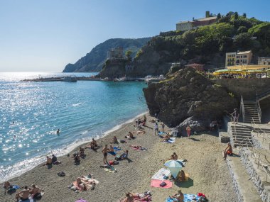 Monterosso al Mare, Ulusal Park Cinque Terre, Liguria, İtalya, 25 Eylül 2023: Monterosso al Mare 'nin plajlı, banyolu, renkli evler ve Torre Bastioni manzarası