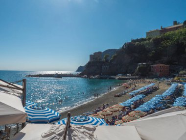 Monterosso al Mare, Ulusal Park Cinque Terre, Liguria, İtalya, 25 Eylül 2023: Monterosso al Mare 'nin plajlı, banyolu, renkli evler ve Torre Bastioni manzarası