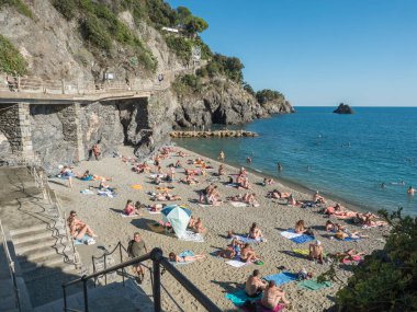 Monterosso al Mare, Ulusal Park Cinque Terre, Liguria, İtalya, 25 Eylül 2023: Güneşli bir günde güneşlenen ve yüzen turistlerle Monterosso al Mare plajı.