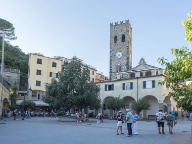 Monterosso al Mare, Ulusal Park Cinque Terre, Liguria, İtalya, 25 Eylül 2023: Tarihi binaları, renkli evleri ve çan kulesi olan Monterosso al Mare Caddesi, kalabalık turist topluluğu.