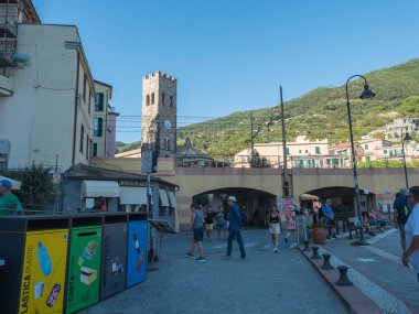 Monterosso al Mare, Ulusal Park Cinque Terre, Liguria, İtalya, 25 Eylül 2023: Monterosso al Mare sokağı tarihi binalar, tren viyadük ve çan kulesi, kalabalık turist topluluğu.