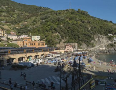 Monterosso al Mare, National Park Cinque Terre, Liguria, İtalya, 25 Eylül 2023: Monterosso al Mare plajı, tekneleri, tarihi binaları, tren viyadük ve turistleri.