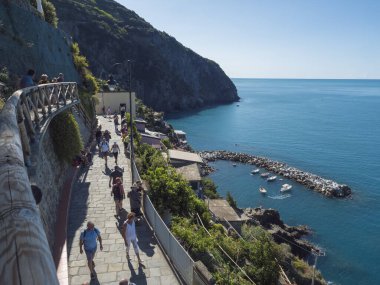 Riomaggiore, Cinque Terre, Liguria, İtalya, 25 Eylül 2023: Tahta tekneleri ve tarihi binaları olan Riomaggiore eski limanı, renkli kule evleri, turistlerle dolu.