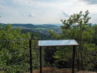 Kumtaşı kaya manzaralı Ponorka 'dan panoramik manzara, Ceska Kamenice kasabası yakınlarındaki 3 kumtaşı kulenin tepesindeki denizaltı. Lusatian Dağları 'ndaki yaz manzarası, yeşil tepeler, meşe ve çam ağacı ormanı