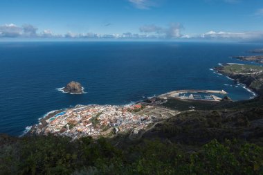 Mirador de Garachico bakış açısından eski kasaba Garachico 'nun hava manzarası. Renkli evler ve limanlar. Okyanus kıyısında lav kayaları var. Popüler turizm merkezi, Tenerife Kanarya Adaları