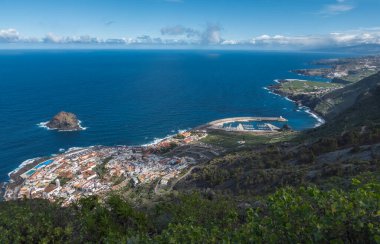 Mirador de Garachico bakış açısından eski kasaba Garachico 'nun hava manzarası. Renkli evler ve limanlar. Okyanus kıyısında lav kayaları var. Popüler turizm merkezi, Tenerife Kanarya Adaları
