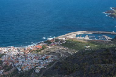 Mirador de Garachico bakış açısından eski kasaba Garachico 'nun hava manzarası. Renkli evler ve limanlar. Okyanus kıyısında lav kayaları var. Popüler turizm merkezi, Tenerife Kanarya Adaları