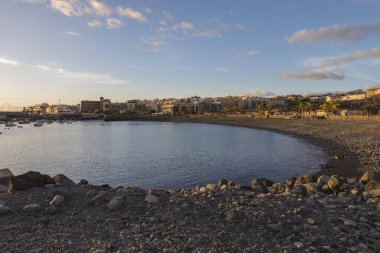 Playa de San Juan Körfezi 'nin altın gün batımı manzarası. Korunan kumsal ve küçük limanı var. Playa de San Juan, Tenerife adasının güneybatısında küçük bir balıkçı köyüdür..