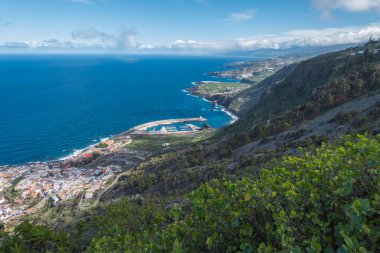 Mirador de Garachico bakış açısından eski kasaba Garachico 'nun hava manzarası. Renkli evler ve limanlar. Okyanus kıyısında lav kayaları var. Popüler turizm merkezi, Tenerife Kanarya Adaları