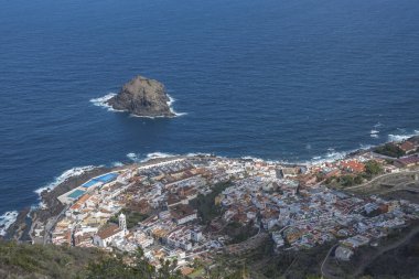 Mirador de Garachico bakış açısından eski kasaba Garachico 'nun hava manzarası. Renkli evler ve limanlar. Okyanus kıyısında lav kayaları var. Popüler turizm merkezi, Tenerife Kanarya Adaları