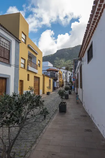 Garachico, Kanarya Adası, Tenerife, İspanya, 02 Şubat 2025: Geleneksel sömürge mimarisi ile Garachico 'nun eski kasabasındaki caddeler, ahşap balkonlu beyaz evler.