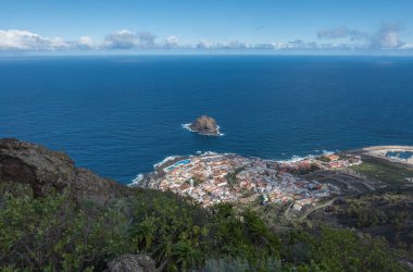 Mirador de Garachico bakış açısından eski kasaba Garachico 'nun hava manzarası. Renkli evler ve limanlar. Okyanus kıyısında lav kayaları var. Popüler turizm merkezi, Tenerife Kanarya Adaları