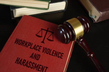 İş yerinde şiddet ve taciz metni kullanılarak gösteriliyor