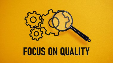 Kaliteye odaklanma, büyüteç camının bir metin ve fotoğrafı kullanılarak gösterilir