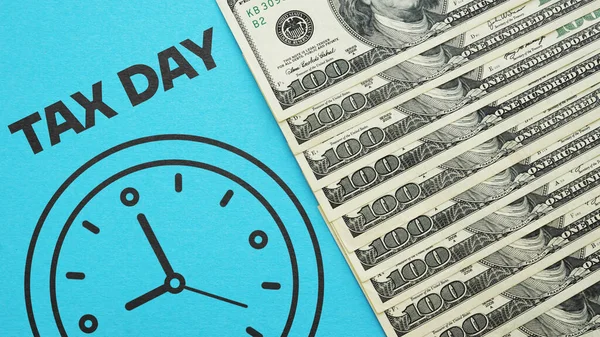 Vergi Günü Dolarların Bir Metin Fotoğrafı Kullanılarak Gösterilir — Stok fotoğraf