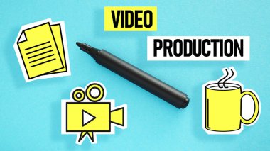 Video yapım ikonları. Kamera, bir fincan kahve ve gazete.