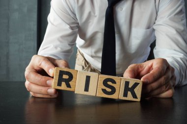 Risk yönetimi kavramı ahşap küplerde bir metin kullanılarak gösterilir