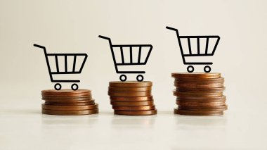 Enflasyon daha yüksek gıda maliyetleri ve market fiyatları alışveriş arabalarıyla istiflenmiş madeni paralar