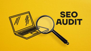 Seo denetimi, bir metin ve büyüteç ve dizüstü bilgisayarın fotoğrafı kullanılarak gösterilir