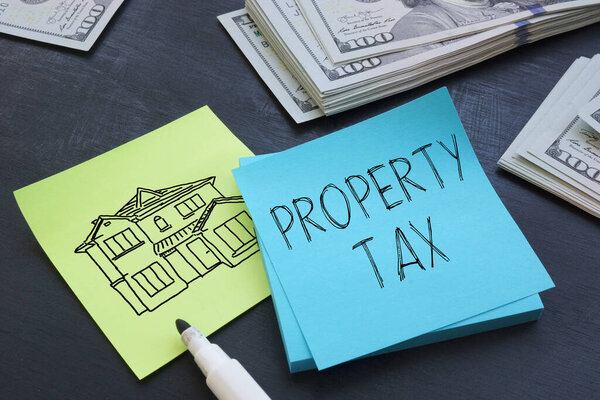 Налог на имущество отображается с помощью текста и фотографии долларов и изображения дома