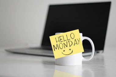 Merhaba Monday, kahve fincanının fotoğrafını ve mesajını kullanarak gösteriliyor.