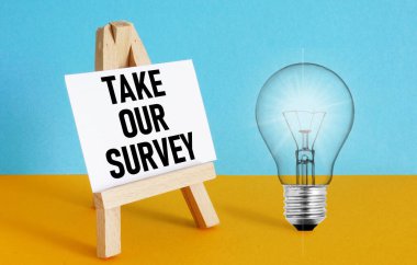 Take Our Survey bir metin ve ampulün fotoğrafı kullanılarak gösterilir