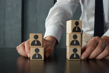 Personel ayrılığı. Toplu işten çıkarmalar. Yeni takımlar yaratmak için deneyimli takımların parçaları. İş yapısının yeniden düzenlenmesi ve optimizasyonu. Ekip dağılsın. İş küçültme
