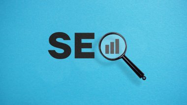 SEO Arama Motoru optimizasyonu. Metin SEO 'lu büyüteç, web sitesindeki trafiği sıralamak için konsept, arama motorlarını sıralamak için web sitenizi optimize etmek