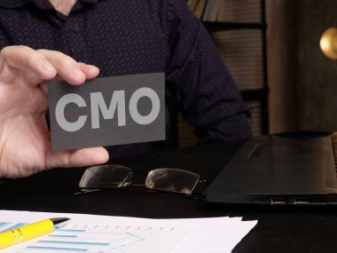 Pazarlama şefi CMO bir metin kullanılarak gösterilir