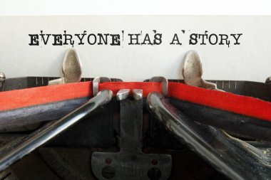 Herkesin daktiloda bir metin kullanılarak gösterilen bir hikayesi vardır.