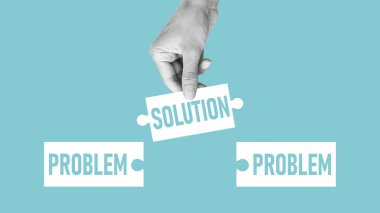 Çözüm sözcüğünün olduğu bir bulmacayı tutuyorum. Yanında kelime problemiyle eşleşen bir bulmaca var. Bütün sorunlar çözülebilir. Sorun çözümü