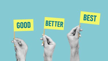 Güzel, daha iyi, en iyisi, eller sözlerle bayrak sallıyor. Yetenek geliştirme, daha iyi bir iş çıkarma ve daha iyi olma kavramı..