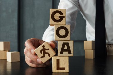 Hedefe ulaş. Büyümeye ve başarıya giden yol. Kariyer ilerlemesi. Zirveyi fethedip hedefe ulaşmak için seçeneklerin ve araçların değerlendirilmesi