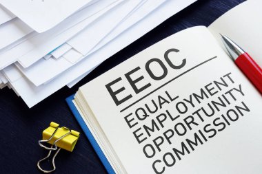 Eşit İstihdam Fırsatı Komisyonu EEOC bir metin kullanılarak gösterilir