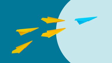 Liderlik kavramı. Mavi kağıttan uçak mavi arka planda birçok sarı uçağa önderlik ediyor. Stratejik liderlik ve motivasyon becerileri