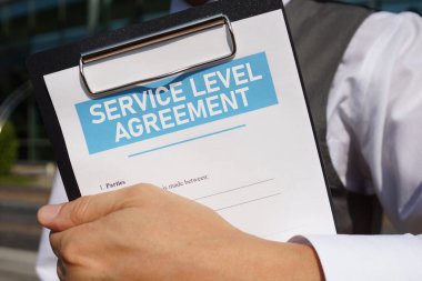 Hizmet Seviyesi Anlaşması SLA belgede bir metin kullanılarak gösterilir